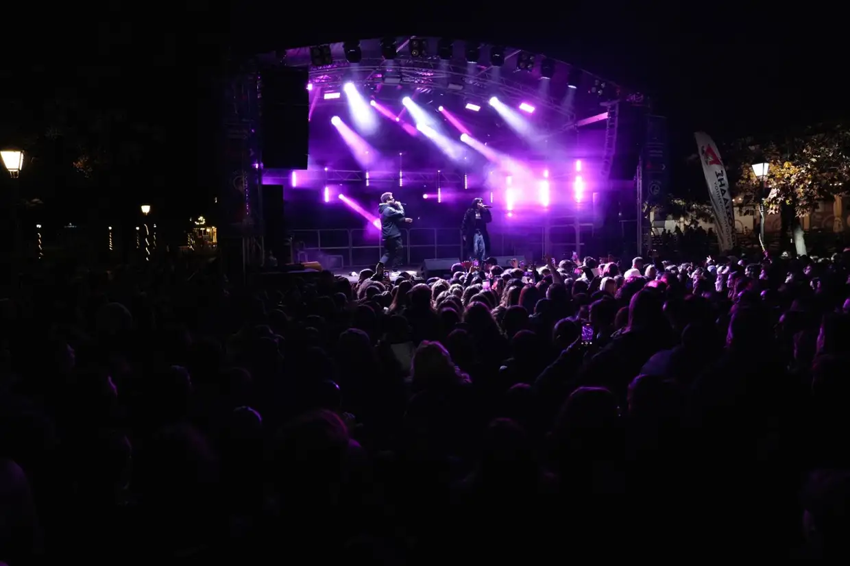 Το αδιαχώρητο στο Πάρκο των Χρωμάτων – Χιλιάδες θεατές σε τριήμερο Pop και παράδοσης