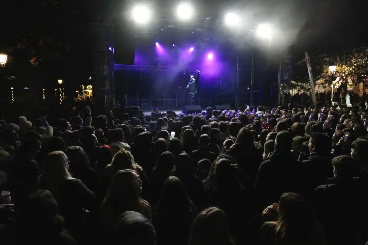 Το αδιαχώρητο στο Πάρκο των Χρωμάτων – Χιλιάδες θεατές σε τριήμερο Pop και παράδοσης