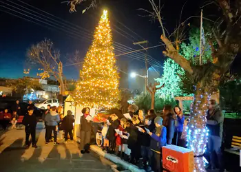 Το χριστουγεννιάτικο δέντρο φωτίζει τις κοινότητες του Δήμου Κατερίνης Το χριστουγεννιάτικο δέντρο φωτίζει τις κοινότητες του Δήμου Κατερίνης