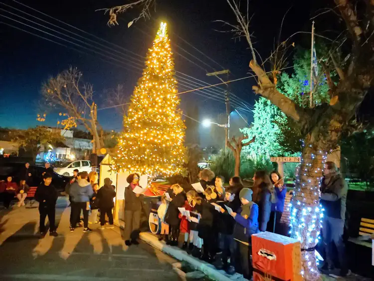 Το χριστουγεννιάτικο δέντρο φωτίζει τις κοινότητες του Δήμου Κατερίνης Το χριστουγεννιάτικο δέντρο φωτίζει τις κοινότητες του Δήμου Κατερίνης