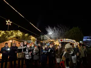 Το χριστουγεννιάτικο δέντρο φωτίζει τις κοινότητες του Δήμου Κατερίνης Το χριστουγεννιάτικο δέντρο φωτίζει τις κοινότητες του Δήμου Κατερίνης