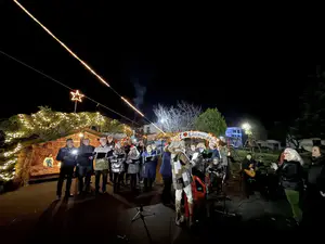 Το χριστουγεννιάτικο δέντρο φωτίζει τις κοινότητες του Δήμου Κατερίνης Το χριστουγεννιάτικο δέντρο φωτίζει τις κοινότητες του Δήμου Κατερίνης