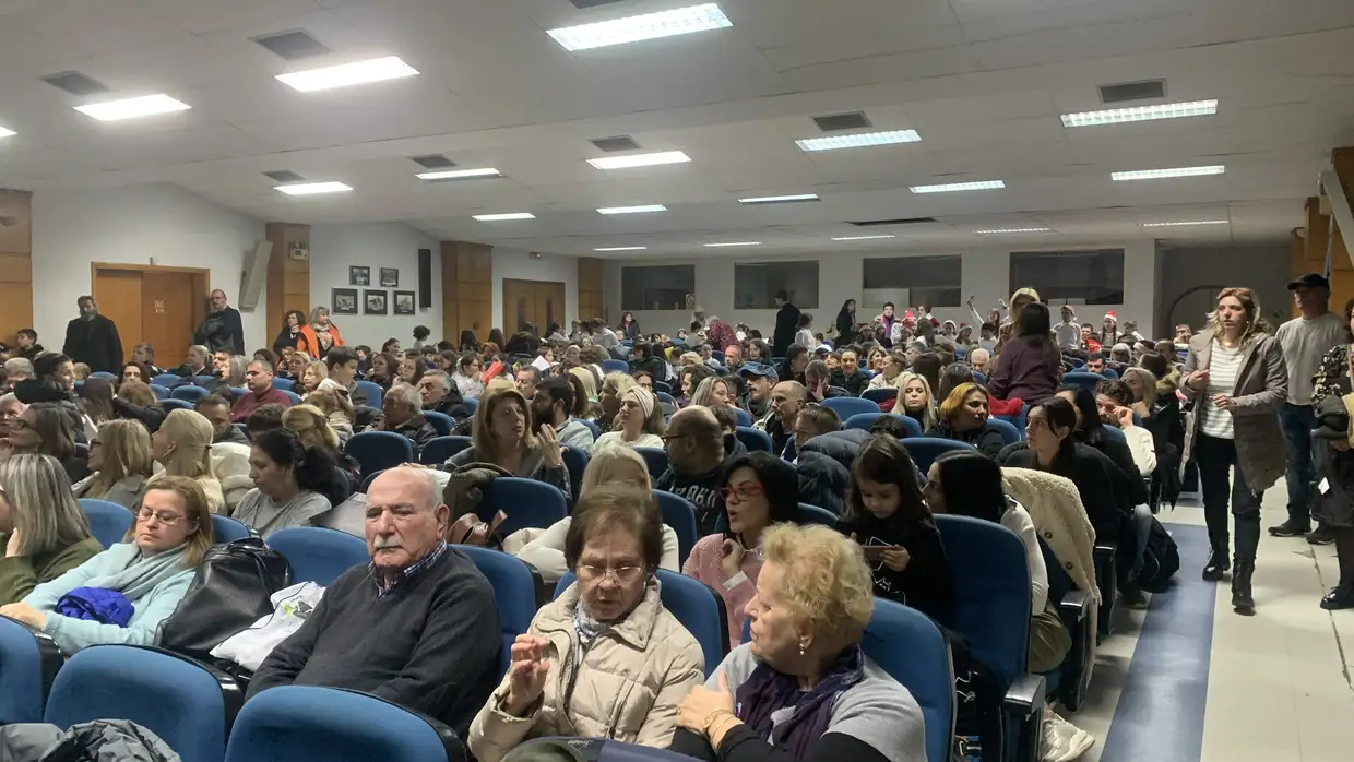 Χριστουγεννιάτικες μελωδίες από τα δημοτικά σχολεία της Κατερίνης στην Εκάβη Χριστουγεννιάτικες μελωδίες από τα δημοτικά σχολεία της Κατερίνης στην Εκάβη