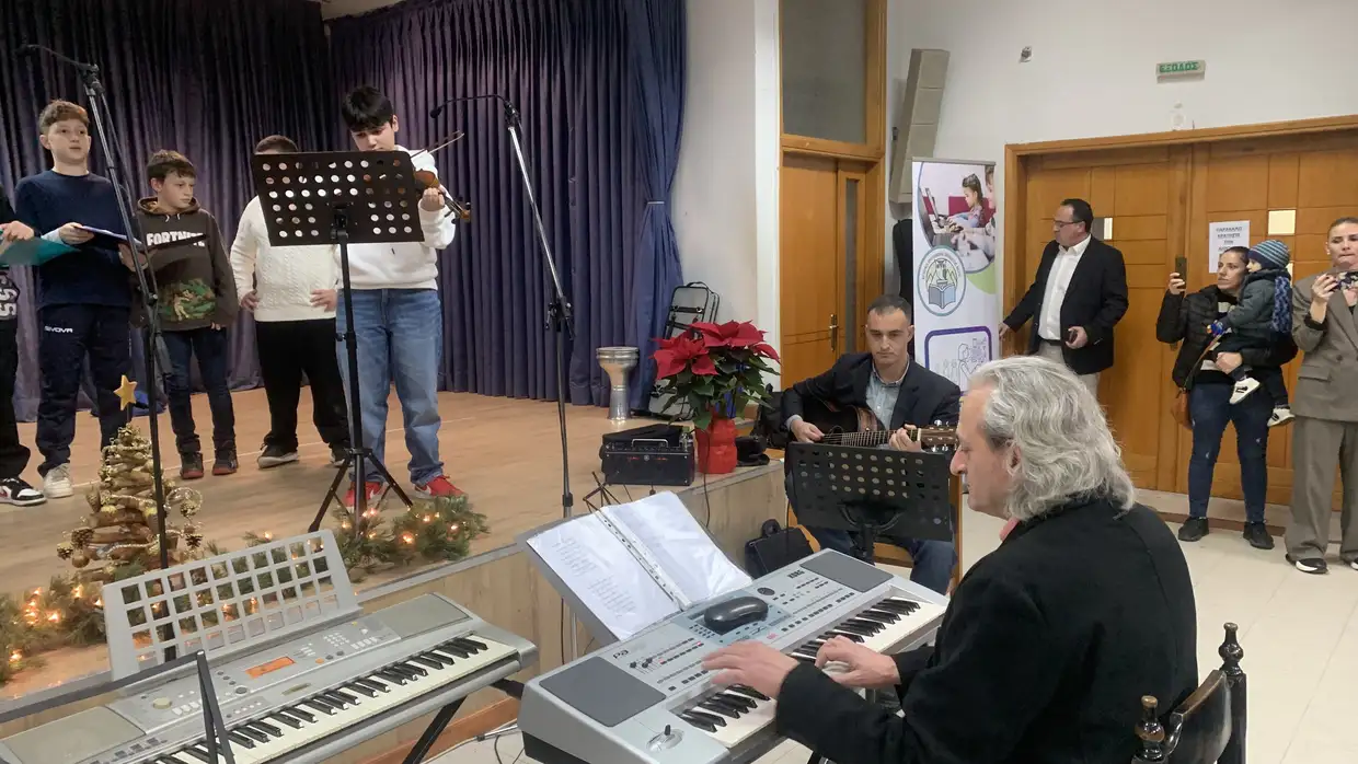 Χριστουγεννιάτικες μελωδίες από τα δημοτικά σχολεία της Κατερίνης στην Εκάβη Χριστουγεννιάτικες μελωδίες από τα δημοτικά σχολεία της Κατερίνης στην Εκάβη