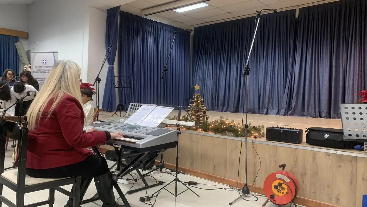 Χριστουγεννιάτικες μελωδίες από τα δημοτικά σχολεία της Κατερίνης στην Εκάβη Χριστουγεννιάτικες μελωδίες από τα δημοτικά σχολεία της Κατερίνης στην Εκάβη