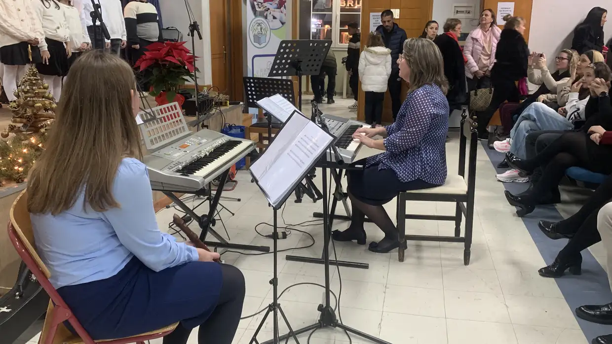 Χριστουγεννιάτικες μελωδίες από τα δημοτικά σχολεία της Κατερίνης στην Εκάβη Χριστουγεννιάτικες μελωδίες από τα δημοτικά σχολεία της Κατερίνης στην Εκάβη