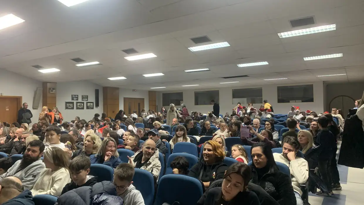 Χριστουγεννιάτικες μελωδίες από τα δημοτικά σχολεία της Κατερίνης στην Εκάβη Χριστουγεννιάτικες μελωδίες από τα δημοτικά σχολεία της Κατερίνης στην Εκάβη