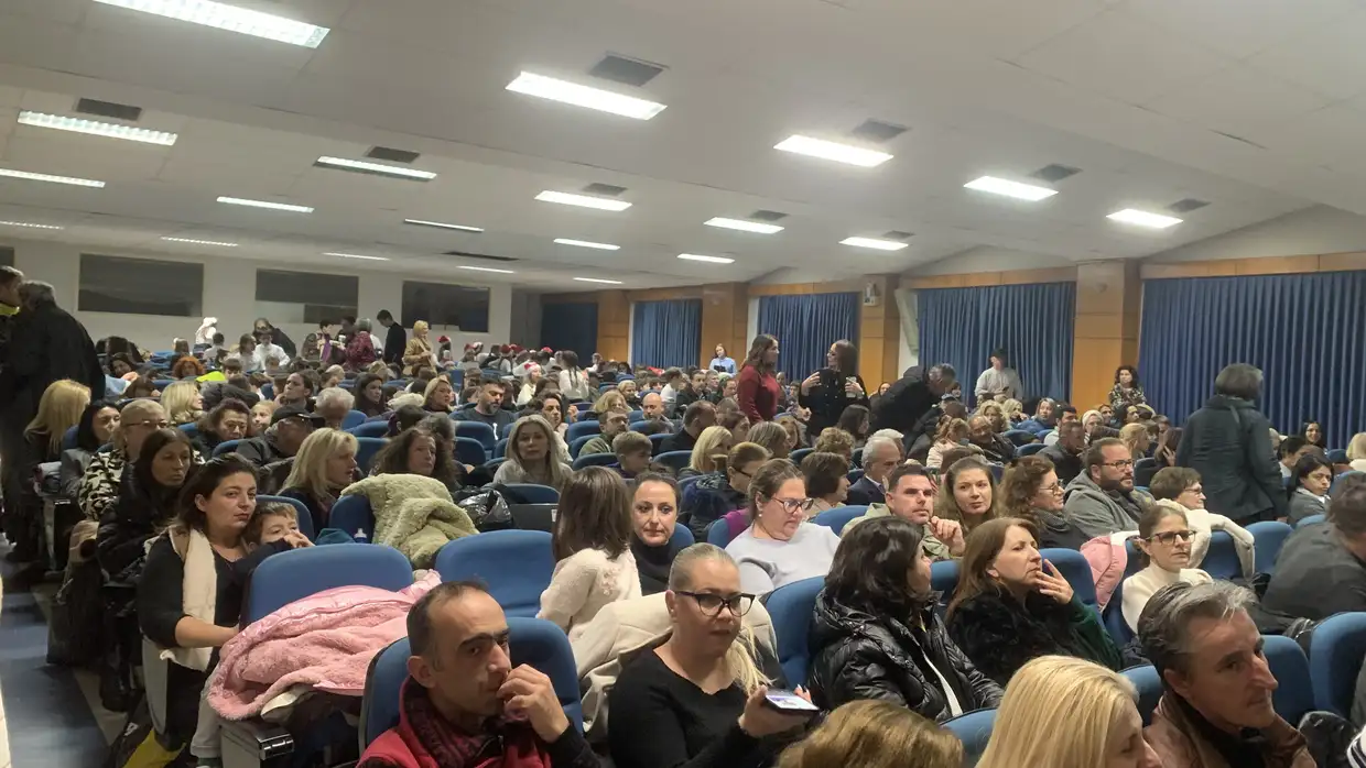 Χριστουγεννιάτικες μελωδίες από τα δημοτικά σχολεία της Κατερίνης στην Εκάβη Χριστουγεννιάτικες μελωδίες από τα δημοτικά σχολεία της Κατερίνης στην Εκάβη