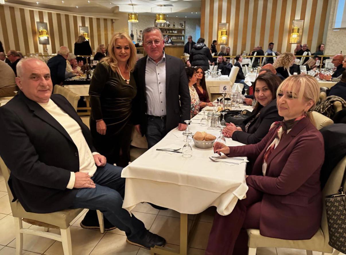 Χριστουγεννιάτικη χοροεσπερίδα του ΣΦΚ Πιερικός 1961 (εικόνες) Χριστουγεννιάτικη χοροεσπερίδα του ΣΦΚ Πιερικός 1961