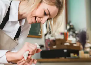 Ζαχαροπλαστική: Ένας Δημιουργικός Κόσμος που Συνδυάζει Τέχνη, Τεχνική και Γνώση